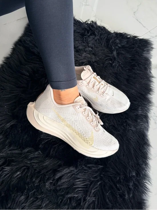 Nike Pegasus Plus - Picture 2 of 10